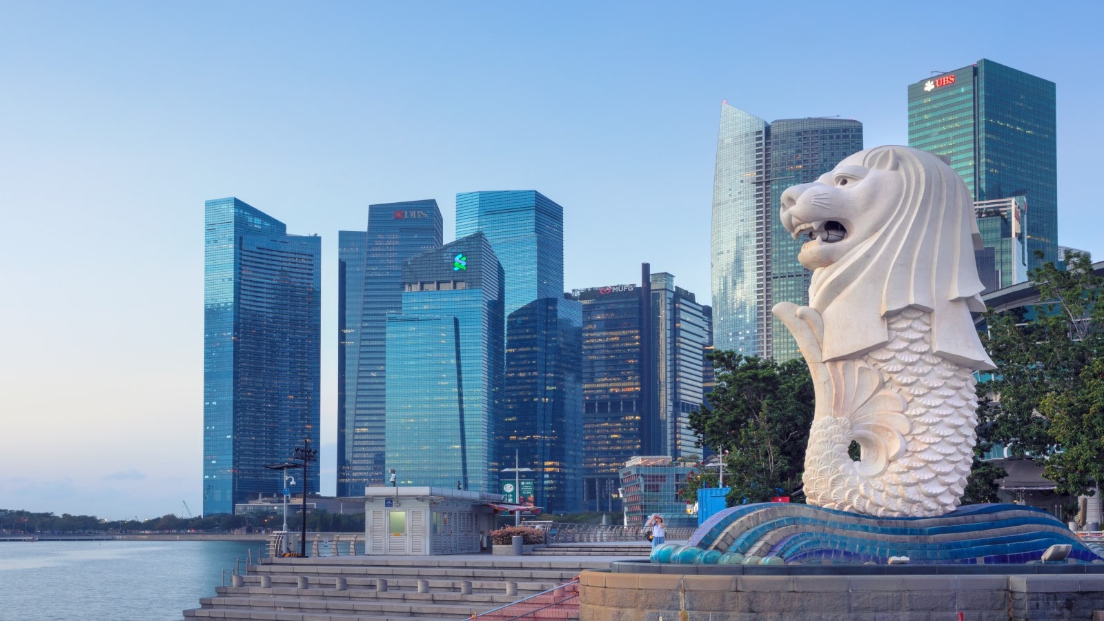 View of the merlion statue of Merlion Park, and the financial district in downtown Singapore.