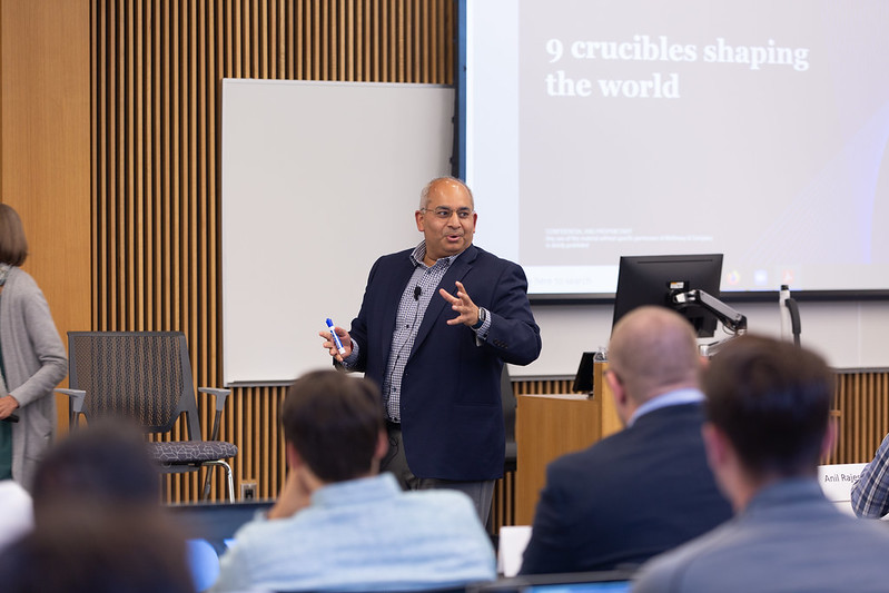 Broad alumnus Yogesh Malik speaks to a class of MBA students.