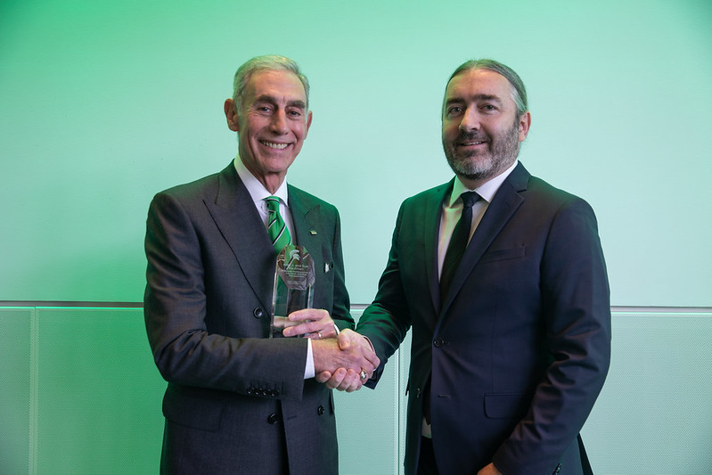 Alan Kaufman shaking hands with Professor Ryan Israelsen