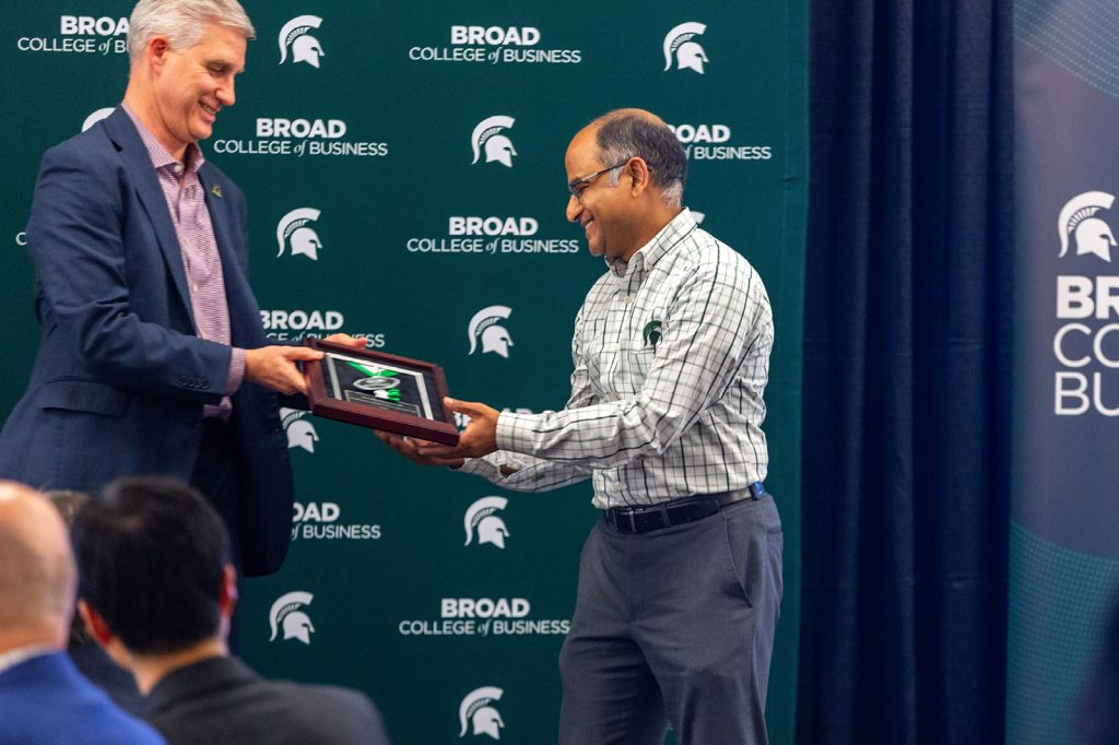Sriram Narayanan receiving plaque from David Souder
