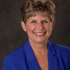 Elizabeth Thomas headshot